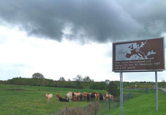 Interessant: Je nach Gebiet stehen auf diesen Grenzschildern andere Uhrzeiten - das war mir so auch nicht bewusst, hier z. B. 6 Uhr