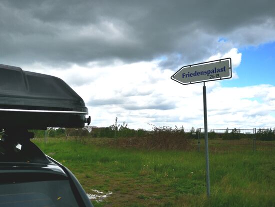 In einer ehemaligen Kaserne ist ein Zentrum für Meditations-Seminare errichtet worden.