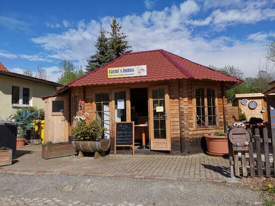 Carmi's Imbiss. Supernette Dame - sehr freundlich und ich ziehe meinen Hut vor allen Gastronomen, die irgendwie mit viel Fantasie und Engagement versuchen, den wenigen Menschen, die vorbei kommen etwas anbieten zu können.