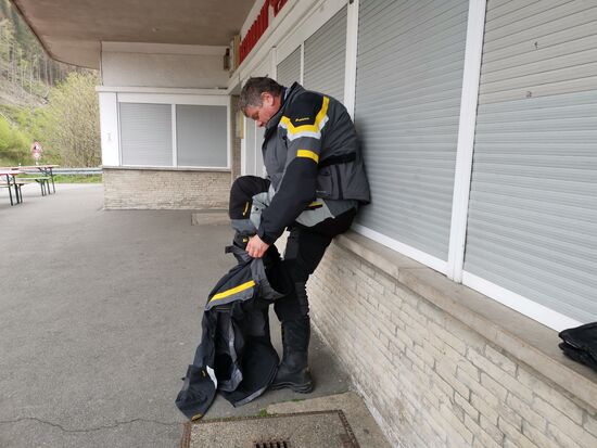 Michael rüstet sich für den nächsten Regen.