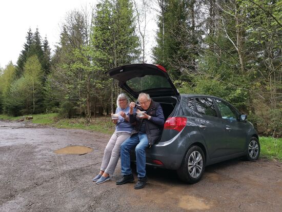 Ein Paar, das 1,5 Stunden angereist ist für die Erbsensuppe: Corona-konformes Genießen sieht dann so aus. Geht nicht, gibt's nicht 