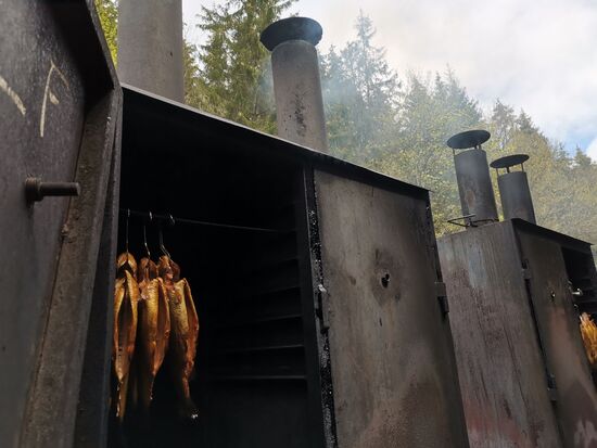 es gibt auch Räucherfisch