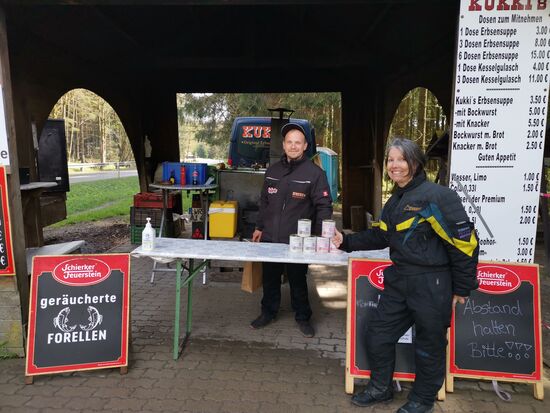 Großeinkauf von Erbsensuppe und Kesselgulasch für kalte Campernächte 