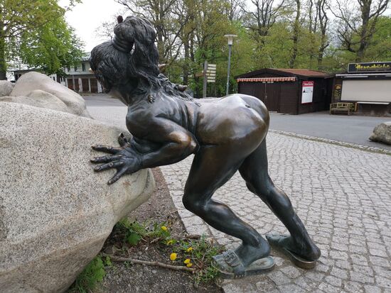 Dem Wunsch des Fotografen, mich doch bitte neben die Dame zu stellen, habe ich mich mit der Begründung widersetzt, das Wetter sei zu kalt 