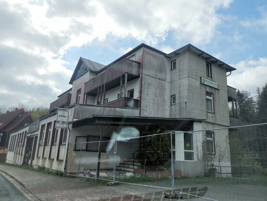 und wieder so ein sterbendes ehemaliges Hotel