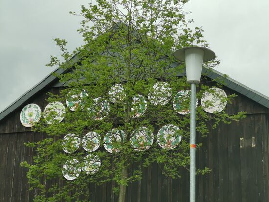 Auf unserer Tour habe ich inzwischen mind. 10 solche Häuser gesehen mit diesen "Schützen-König"-Trophäen... hm sind die Bewohner der ehemaligen Grenze alle im Sportschützenverein?