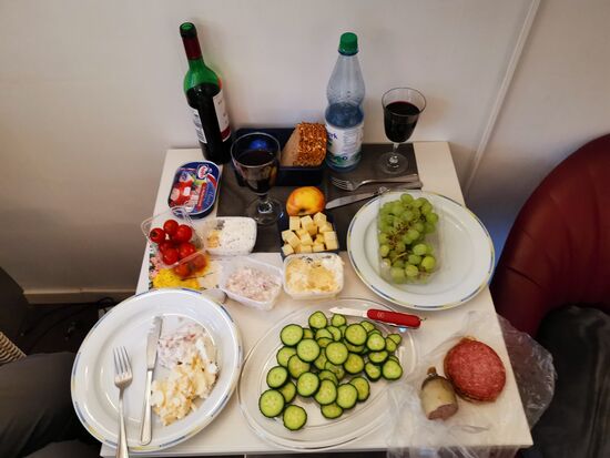 Abendessen im Hotelzimmer zu Corona-Zeiten