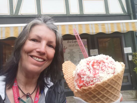 hm, lecker, Spaghetti-Eis in der Waffel