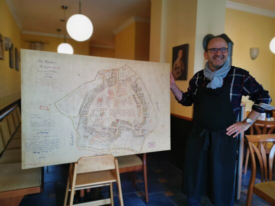 Der Chef von der Pension Feldmann, Gerhard Beier
https://cafe-feldmann.de/