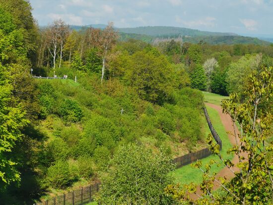 dort bei dem weißen Kreuz am Hang wurde ein Baggerfahrer beim Fluchtversuch erschossen