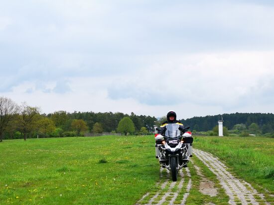 Die BMW fährt mal wieder eine grenzwertige Strecke 