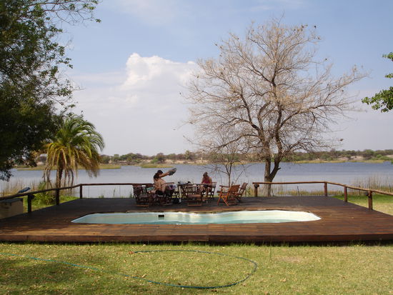 der Poolbereich im Maun Camp