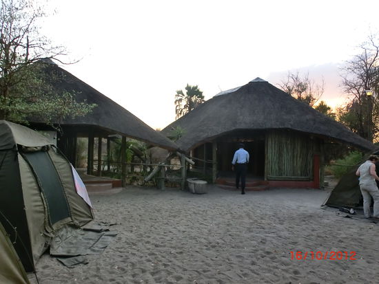 unser Platz mit den Duschen und Toilettenbereichen