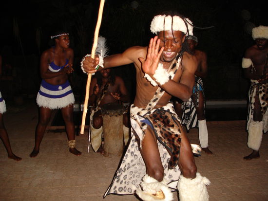 Tanz- und Gesangsgruppe in der Lodge