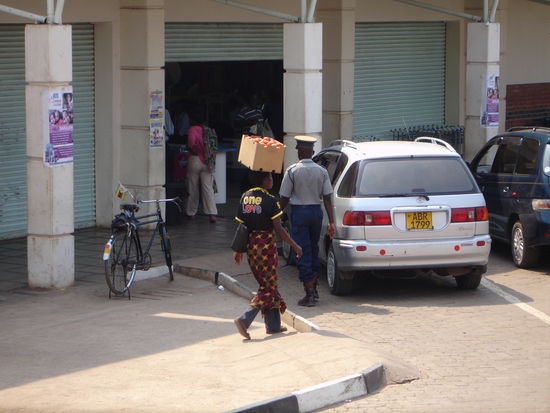 vor einem Supermarkt
