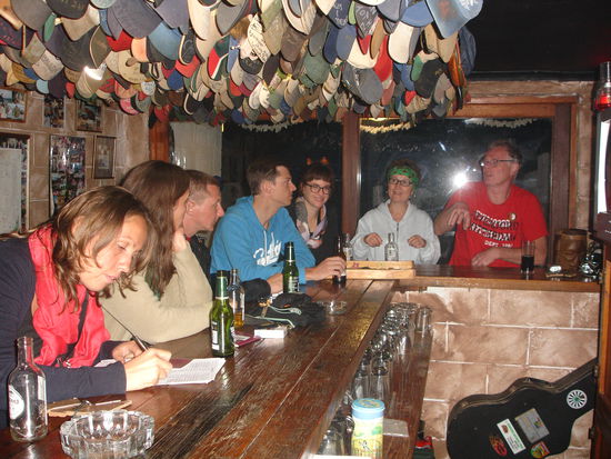An der Bar vom " Die Honnehok"