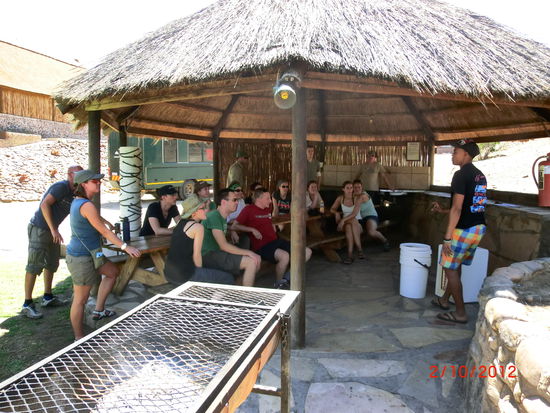 Nicholas gibt Instruktionen für den bevorstehende Kanutrip