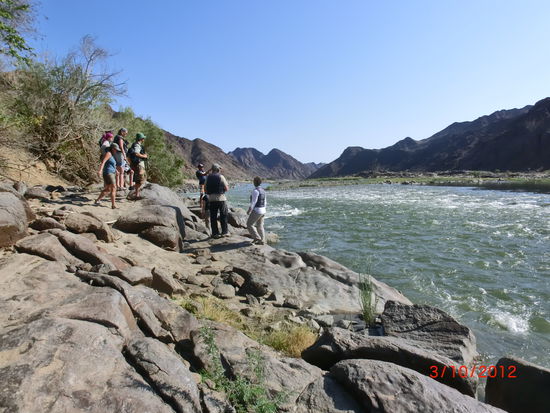 Nicholas erklärte uns am Ufer wie wir diese besondere Stromschnelle zu umfahren haben