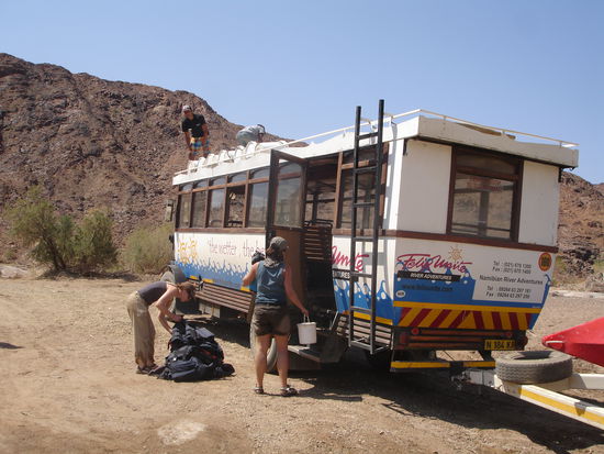 Dieser uralte Bus brachte uns wieder zurück zum Camp