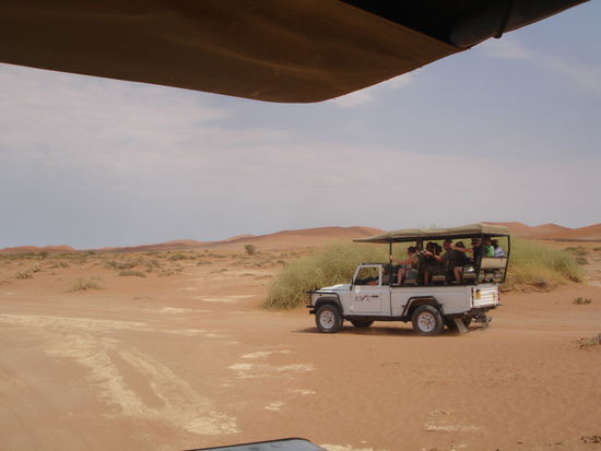 im 4x4 Allradfahrzeug nach Deadvlei