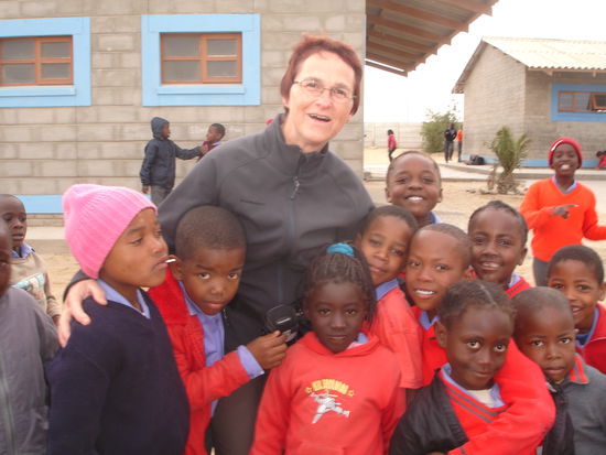 arme, aber fröhliche Kinder