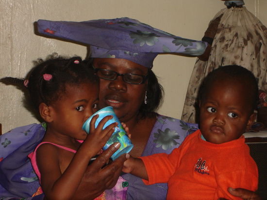 eine Herero Frau und 2 ihrer Schützlinge