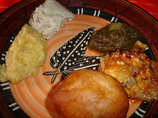 unser Lunch: Chicken, Spinat, Pap, Bohnenmus und eine Art Brot. Gegessen wurde mit der rechten Hand.