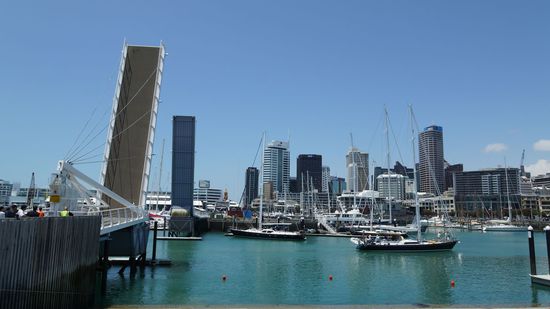 Klappbrücke mit Skyline