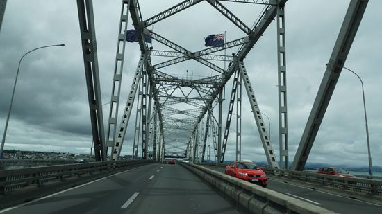 über Harbour Bridge in Auckland weiter nach Süden