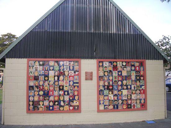 Deko an einer öffentl. Toilette in Coromandel.