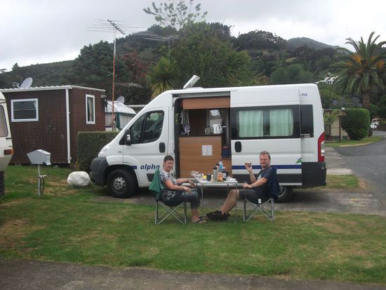 Frühstück auf CP in Tapu (Westküste v. Coromandel-P.)