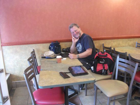 Thames: im Subway beim Frühstückskaffee noch schnell ins Internet.