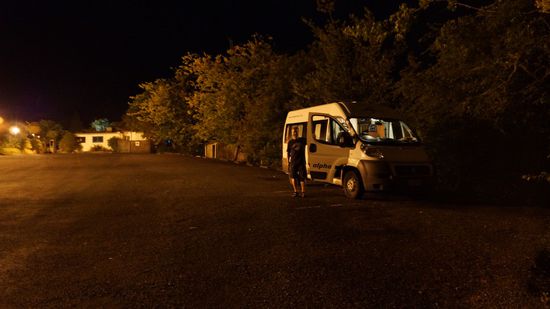 einsame Übernachtung auf Parkplatz vor dem Startpunkt für die Cave-Touren.