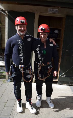 unser Outfit für die Waitomo-Abyss-Tour, cool oder?