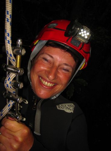 Susanne beim Abseilen in die Cave.