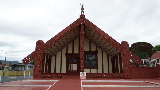 Rotorua: Versammlungshaus im alten Maori-Viertel mit tollen Schnitzereien.