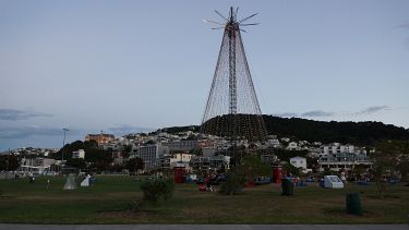 großes Wiesengelände mit vielen blauen Sitzsäcken rund um den LED-Weihnachtsbaum, tolle Stimmung bei beginnender Dunkelheit!