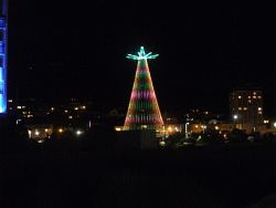 eine beleuchtete Variante des LED-Weihnachtsbaums.