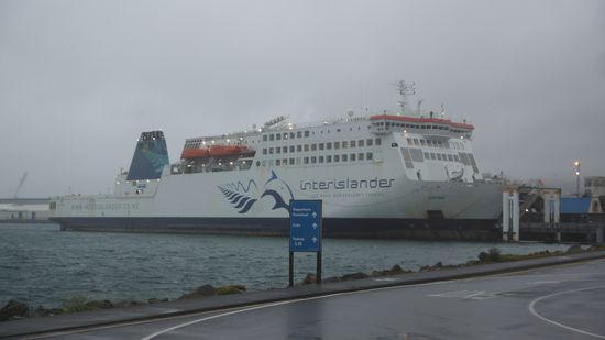 unsere Fähre um 6 h morgens in Wellington, leider blieb das Wetter auf der Überfahrt so schlecht 
