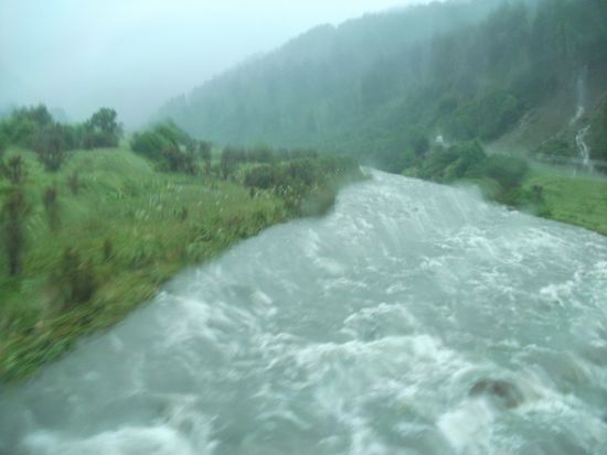 nach 3 Tagen und 3 Nächten Dauerregen wurden die kleinen Creeks zu reißenden Flüssen