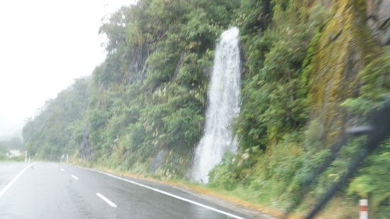 Fox Glacier: Wasserfälle säumten die Straße