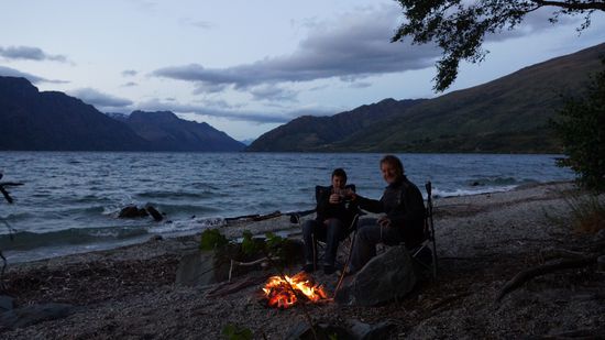 romantisches Lagerfeuer bei Rotwein und Sternenhimmel .....