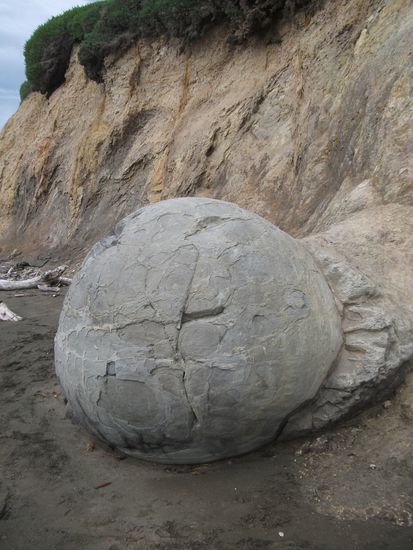 Moeraki - Boulder, aus dem Fels gewaschen