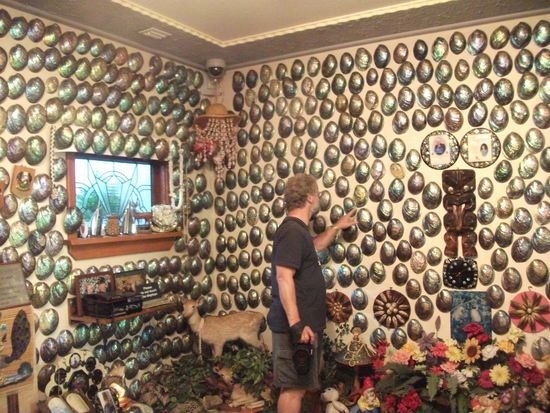 Christchurch - City: nachgestelltes Zimmer aus dem "Paua-House" in Bluff (im Canterbury-Museum), das sind alles echte Paua-Muscheln aus einer Sammlung von über 11000 !!!!!!