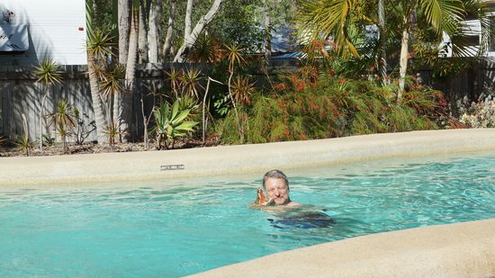 Reinhard mit Krokodil im Pool 