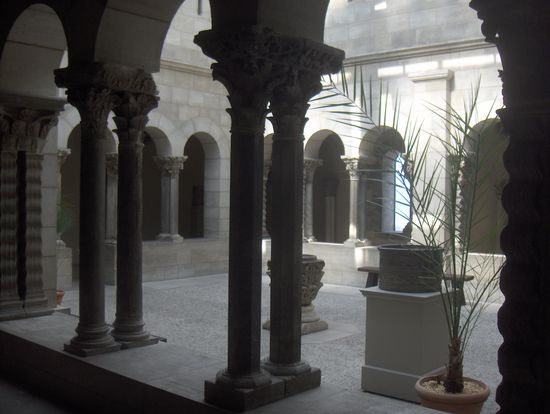 Überdachter Innenhof mit Klimaanlage