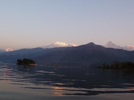Links Dhaulagiri, Mitte Annapurna-Massiv, rechts Machapuchre(Fishtail)