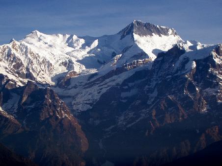 Annapurna, der höchste Punkt ist der links vom Schatten in der Mitte vom Bild.Er scheint viel tiefer, weil er viel weiter weg ist. (8091m)