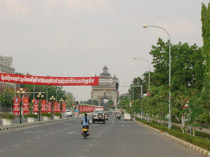 Strasse zum Patuxai, geschmueckt fuer den Parteitag