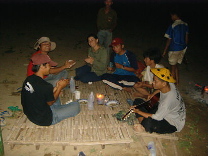 froehliches Lao Lao-Trinken